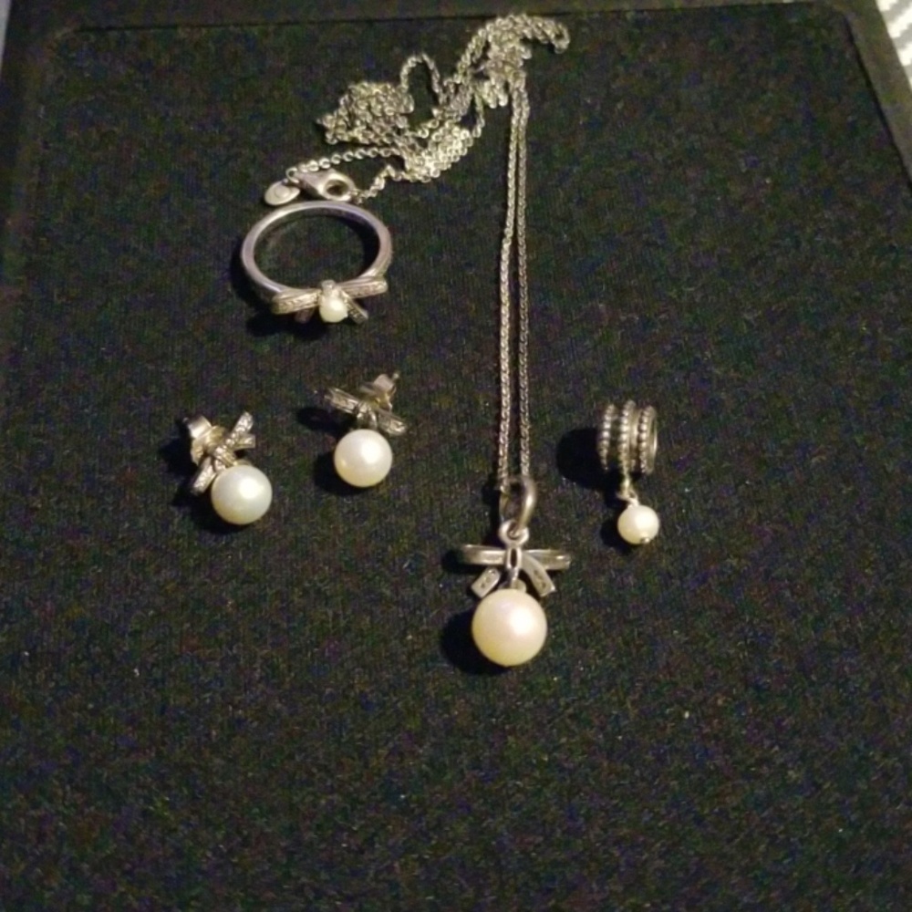 Pandora Pearl and Bow collection